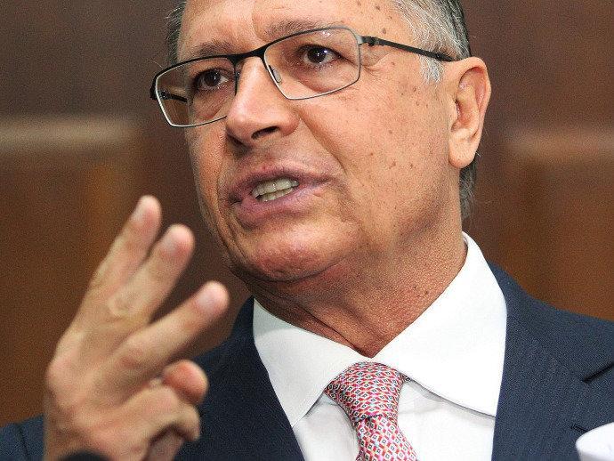Alckmin determina corte mínimo de 15% em contratos do Estado